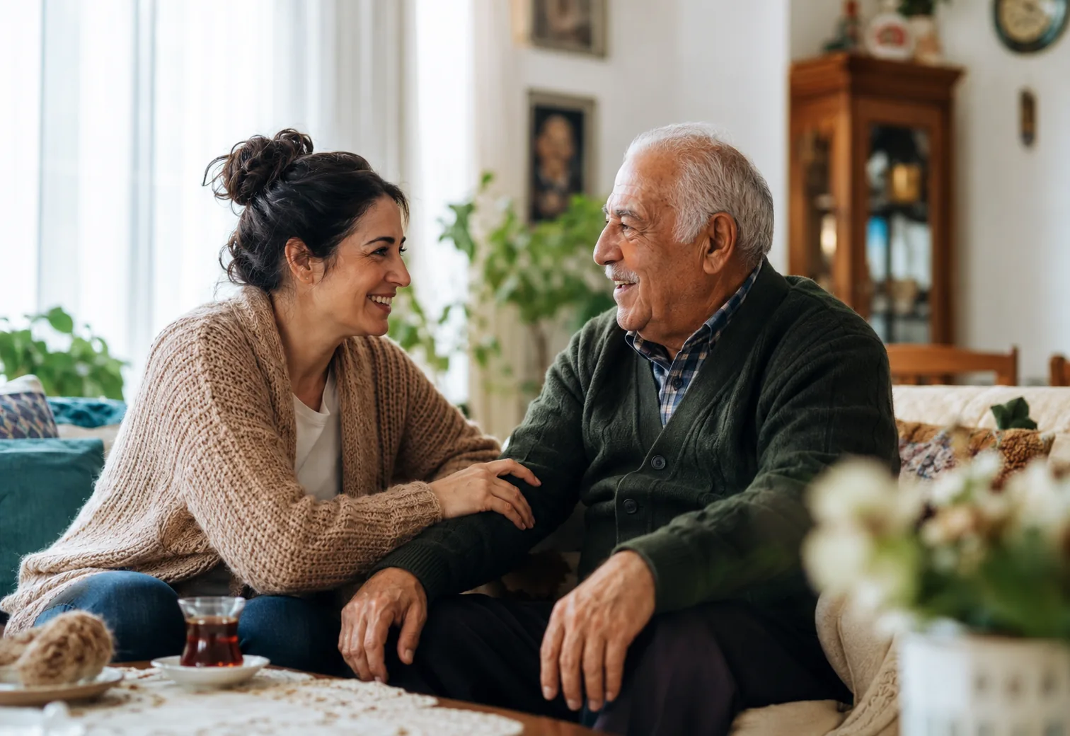 Profesyonel bakıcı yaşlıyla mutlu