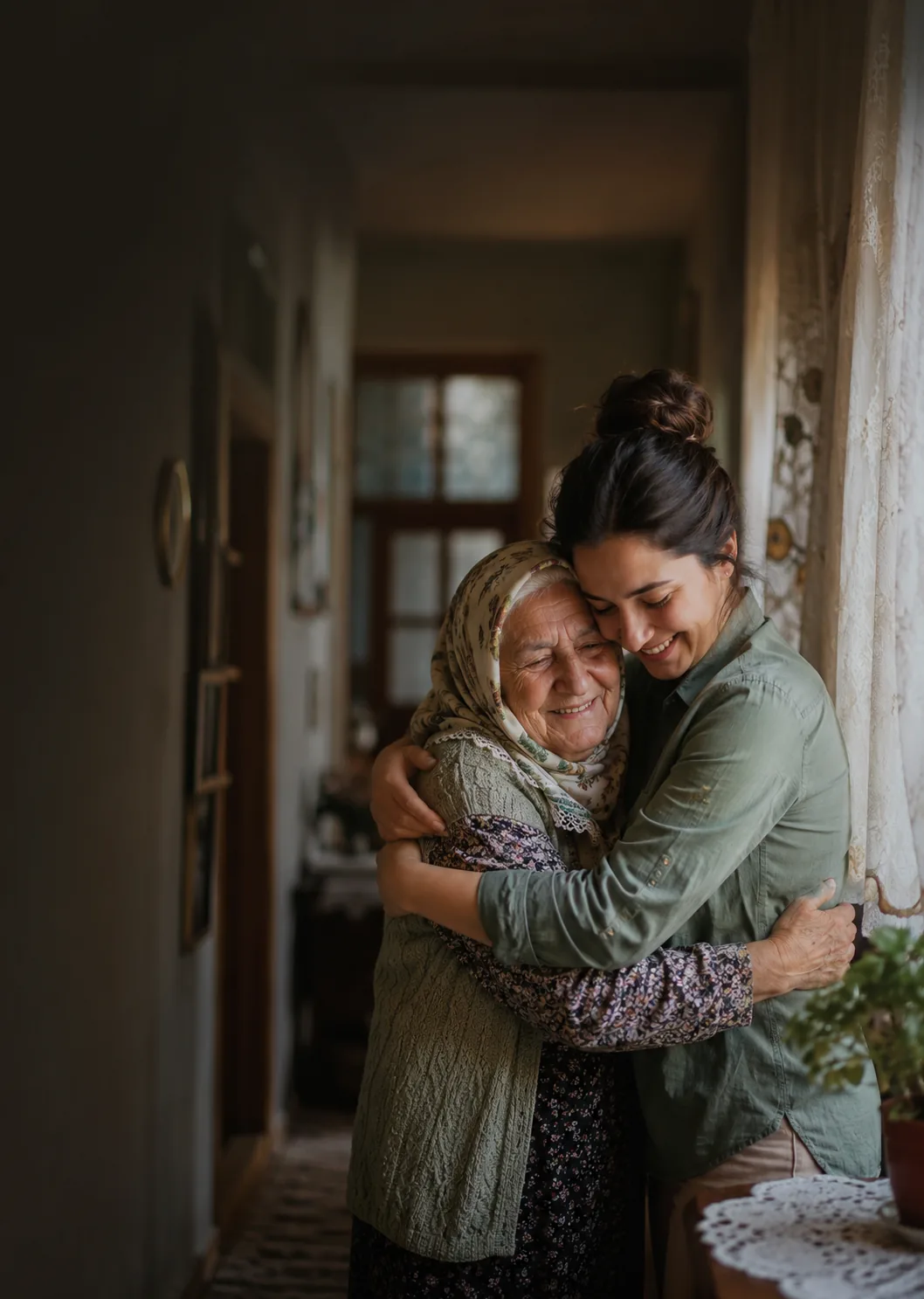 Yaşlı bir kadın ve sıcak bir an paylaştığı bakıcı